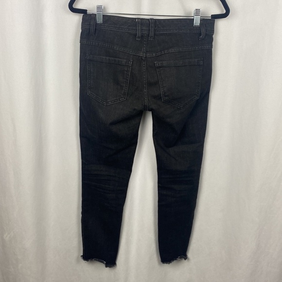 Free People Distressed Faded Black Raw Hem Knee Cut Skinny Jeans - Size 26 - Picture 10 of 13